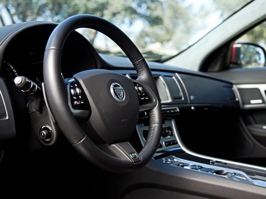  Jaguar XFR 2011 года  (US) (фото 2 из 12)